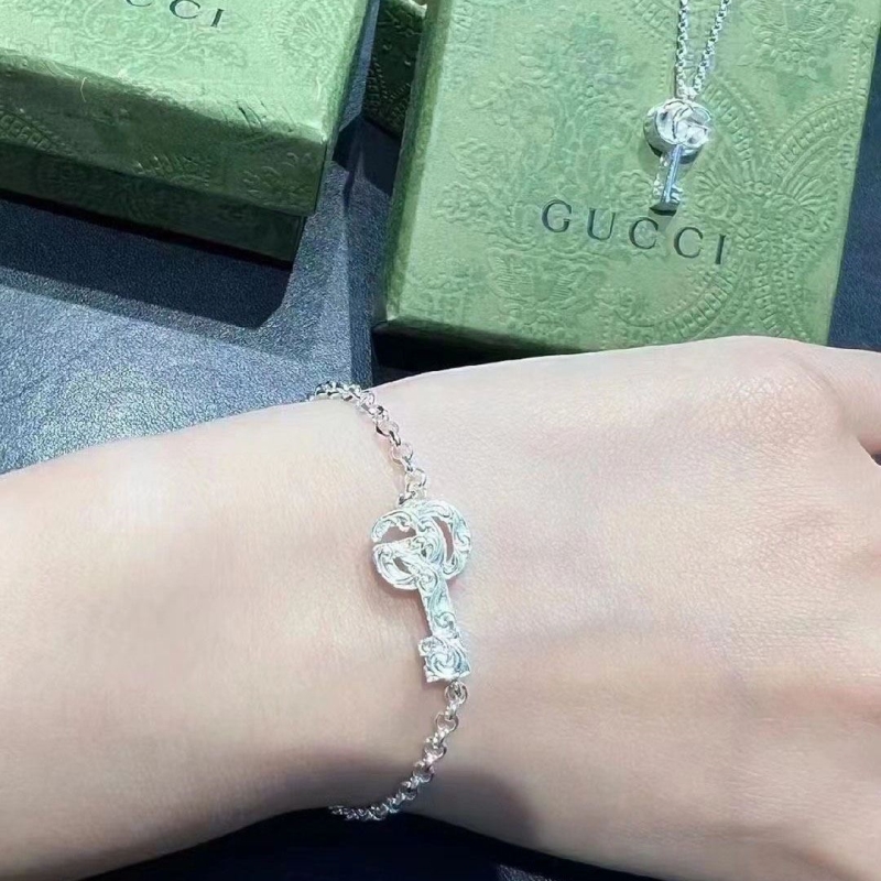 G*u*i necklaces